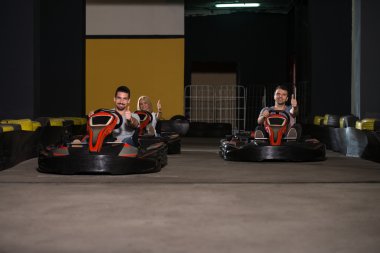 Bir grup insan Go-Kart Karting yarışı sürüş