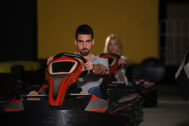 Bir grup insan Go-Kart Karting yarışı sürüş