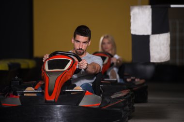 Bir grup insan Go-Kart Karting yarışı sürüş