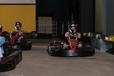 Bir grup insan Go-Kart Karting yarışı sürüş