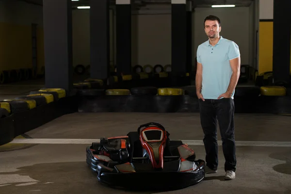 Mannen är köra Go-Kart med fart i Karting — Stockfoto