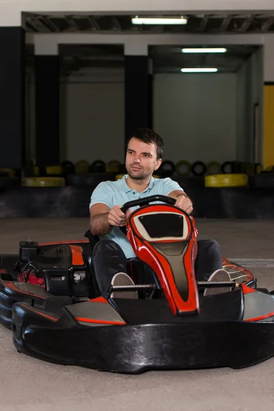 Rohanó Kart és a biztonsági korlátok gokart verseny — Stock Fotó