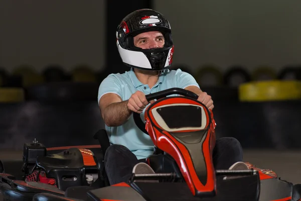 A fiatalember gokart versenyző — Stock Fotó