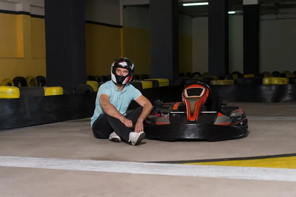 El hombre está conduciendo Go-Kart con velocidad en Karting — Foto de Stock