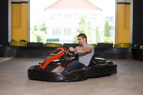 Чоловік водить Go-Kart зі швидкістю в картинг — стокове фото