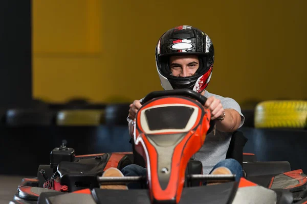 Чоловік водить Go-Kart зі швидкістю в картинг — стокове фото