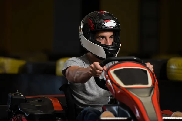 A fiatalember vezetési gokart gokart verseny — Stock Fotó