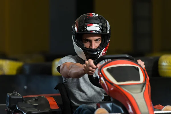 Чоловік водить Go-Kart зі швидкістю в картинг — стокове фото