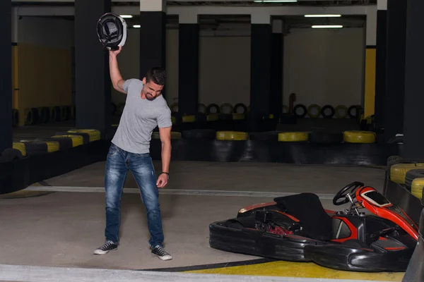 Uomo frustrato arrabbiato al gioco di karting — Foto Stock