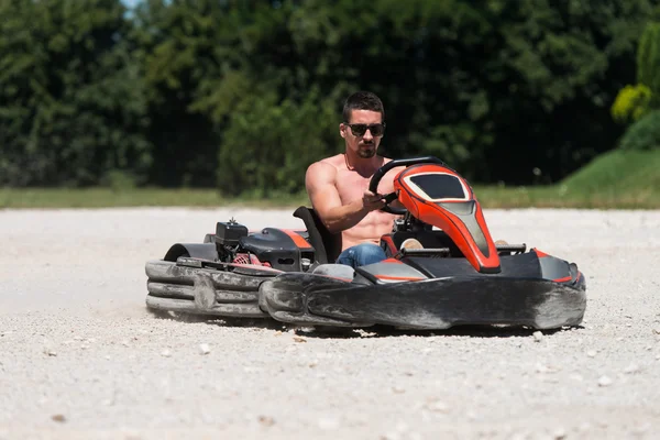 L'uomo sta guidando go-kart con velocità nel kart — Foto Stock