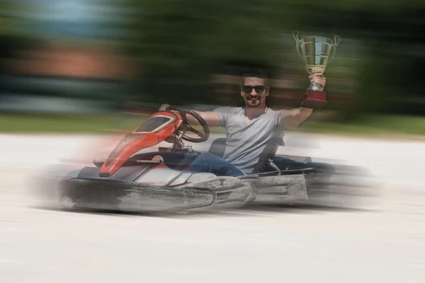 Homem está segurando Cup velocidade Karting Corrida — Fotografia de Stock