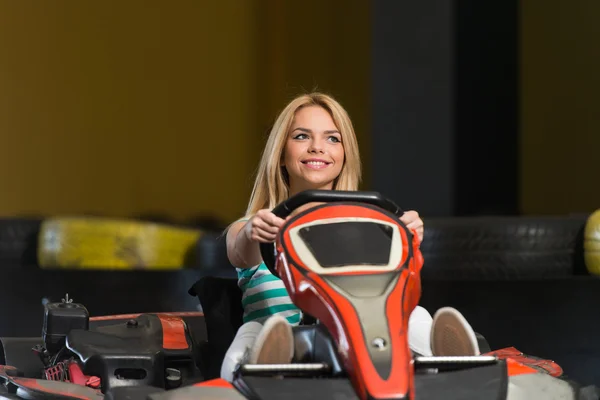 Mulher está segurando Cup velocidade Karting Corrida — Fotografia de Stock