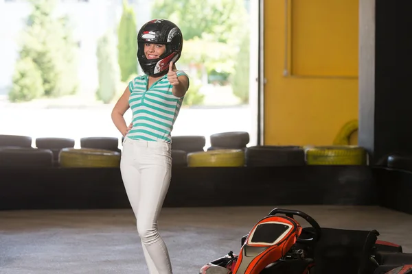 Femme montrant pouces vers le haut pour Karting Race — Photo