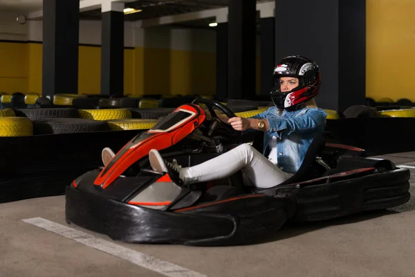 Νεαρή γυναίκα οδήγηση Go-Kart καρτ αγώνα — Φωτογραφία Αρχείου