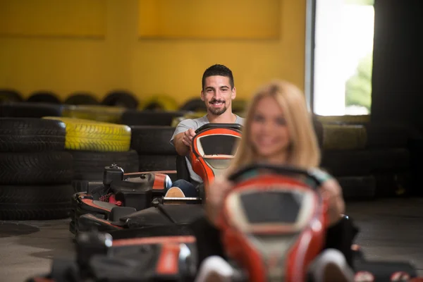 Människor är köra Go-Kart med fart i Karting — Stockfoto