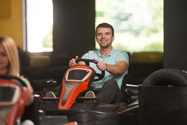 Gokart gokart verseny vezetés emberek csoportja — Stock Fotó