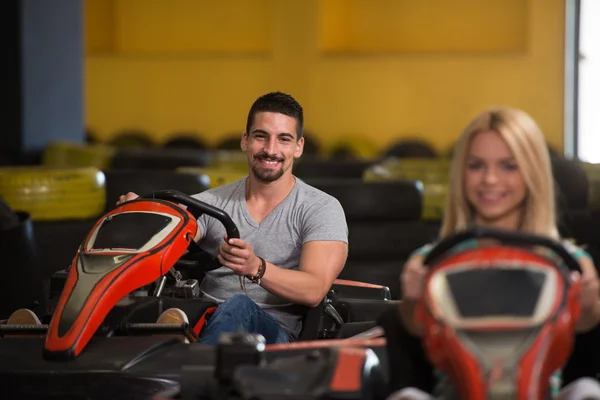 Människor är köra Go-Kart med fart i Karting — Stockfoto