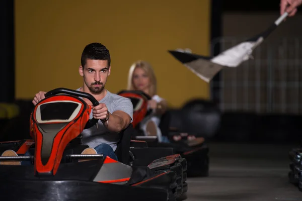 Άνθρωποι είναι οδήγηση Go-Kart με ταχύτητα σε καρτ — Φωτογραφία Αρχείου