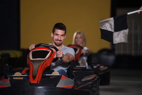 Porträtt av en ras Karting par — Stockfoto