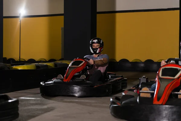 Bir grup insan Go-Kart Karting yarışı sürüş — Stok fotoğraf