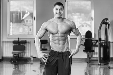 altı paketi ile genç adam