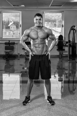 altı paketi ile genç adam