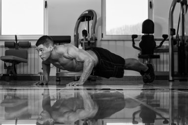 genç adam push up egzersiz