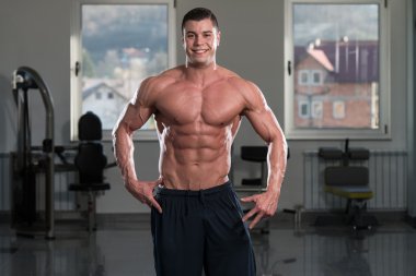 altı paketi ile genç adam