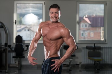 Adam iyi eğitimli cesedini gösterilen spor salonunda