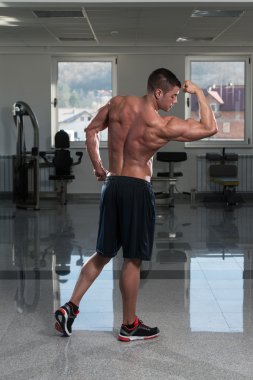 Vücut geliştirmeci performans gösteren pazı poz