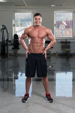 altı paketi ile genç adam