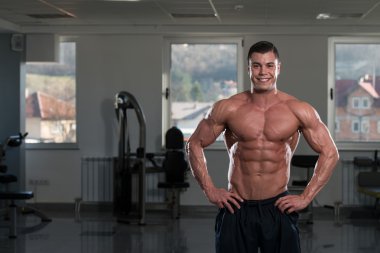 genç adam kasların esneme