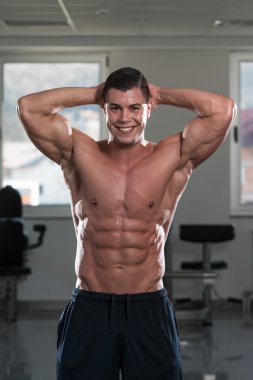 altı paketi ile genç adam