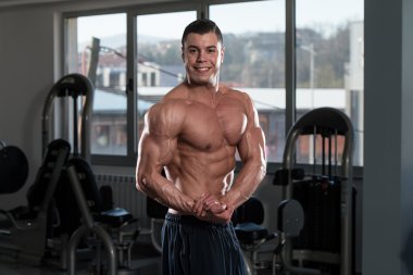 vücut geliştirmeci performans gösteren yan göğüs poz