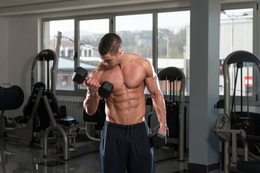 pazı için ağır egzersiz yaparak genç vücut geliştirmeci