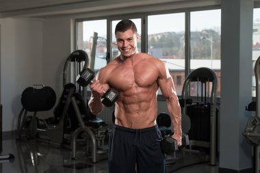 pazı için egzersiz yapan genç erkek