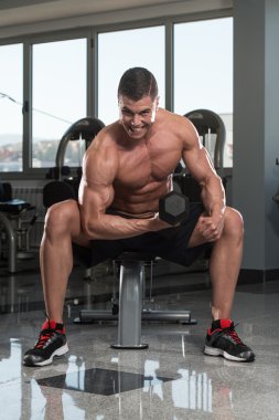 pazı için ağır egzersiz yaparak genç vücut geliştirmeci