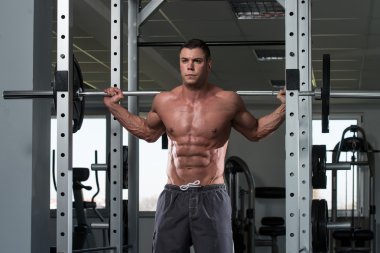 Egzersiz halter ağız kavgası yapan genç erkek