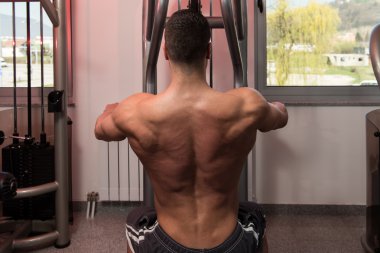 genç erkek spor salonunda sırt egzersizleri yapıyor