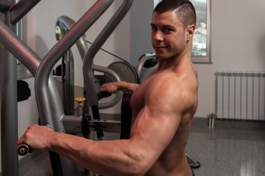 geri için ağır egzersiz yaparak vücut geliştirmeci