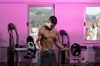 Ağırlık kaldırma egzersizleri Barbell ile genç adam