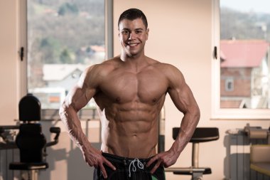 genç adam kasların esneme