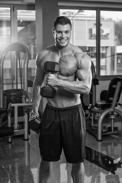 Zdravý mladý muž dělá cvičení pro biceps — Stock fotografie