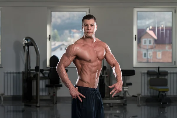 Férfi edzőterem, jól képzett testét mutatja — Stock Fotó