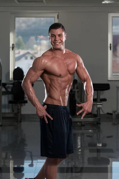 Młody człowiek wyginanie mięśni — Zdjęcie stockowe