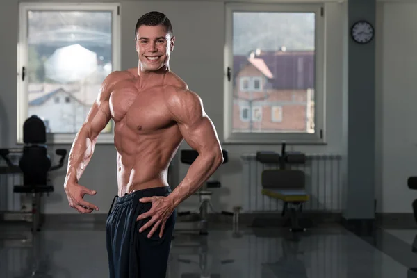 근육을 flexing 젊은 남자 — 스톡 사진