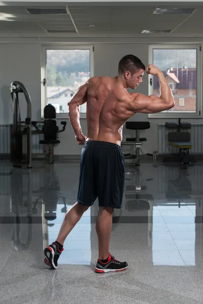 Vücut geliştirmeci performans gösteren pazı poz