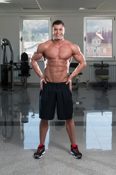 altı paketi ile genç adam