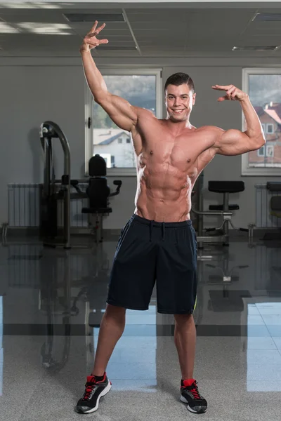 Joven hombre flexión músculos —  Fotos de Stock