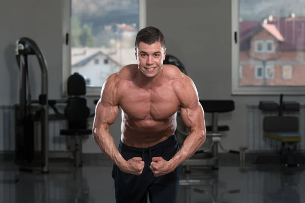 Bodybuilder utför mest muskulös pose — Stockfoto